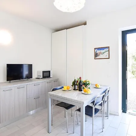 Stunning In With 1 Bedrooms Appartement Gardone Riviera